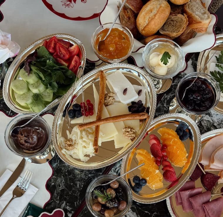 Gümüş tepsilerde kalabalık kahvaltı sofrası