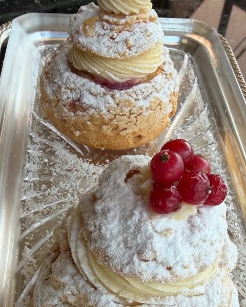 Gümüş tepside Loçka Choux Cake